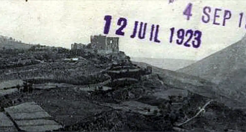 News : le château de Coustaussa en 1923, différent des ruines du bas-relief de l'église de Rennes-le-Château !