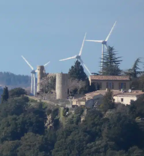 Les pales des éoliennes brassent l'air de la tour Magdala