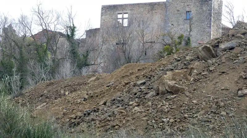 News : des tonnes de gravats sur le parking du village de Rennes-le-Château