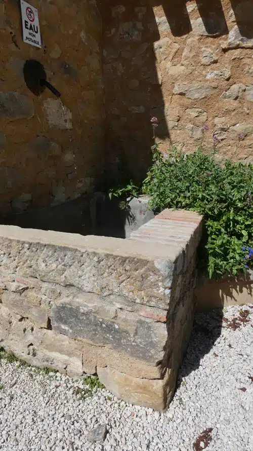 La fontaine accolée à l'église sainte Marie-Madeleine de Rennes-le-Château